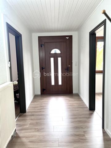 À Keskastel, seulement 15 km de Sarreguemines, découvrez cette grande maison mitoyenne d’un côté d’environ 273 m², offrant une configuration rare et polyvalente.

Idéale pour un projet familial, intergénérationnel ou un investissement locatif, elle se compose de 3 logements indépendants avec compteurs individualisés.

STUDIO INDÉPENDANT EN REZ-DE-CHAUSSÉE– 22 m²
Studio avec terrasse et plancher chauffant électrique.
Déjà loué 300 €/mois, soit 3 600 €/an de revenus locatifs dès l’acquisition.

F4 INDÉPENDANT EN REZ-DE-CHAUSSÉE – 86 m²
Salon/séjour, cuisine équipée avec accès terrasse et jardin, 2 chambres, salle d’eau et WC indépendant.
Chauffage gaz.
Potentiel locatif : 600 €/mois environ.

DUPLEX F7 À L’ÉTAGE – 165 m²
Vaste salon/séjour d’environ 45 m² donnant sur une véranda et une terrasse, cuisine équipée, 2 chambres et salle d’eau moderne.
Les combles aménagés offrent 5 pièces supplémentaires pouvant être utilisées comme chambres, bureaux ou salle de jeux.
Chauffage gaz + cheminée avec insert

LES PLUS
• Grand garage avec porte motorisée
• Sous-sol
• 3 compteurs individualisés
• Toiture, charpente et façade en excellent état
• Maison très bien entretenue et isolée
• Fenêtres double et triple vitrage
• Aucun gros travaux à prévoir

UN VÉRITABLE POTENTIEL
Le studio génère déjà 3 600 €/an et le F4 peut représenter environ 7 200 €/an supplémentaires, soit 10 800 €/an de revenus potentiels sur 2 logements, avec encore le duplex à valoriser selon votre projet.

Un bien rare par ses volumes, son état et sa polyvalence.
Keskastel – à 15 km de Sarreguemines

À découvrir rapidement !