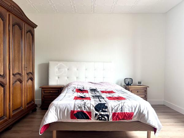 À Keskastel, seulement 15 km de Sarreguemines, découvrez cette grande maison mitoyenne d’un côté d’environ 273 m², offrant une configuration rare et polyvalente.

Idéale pour un projet familial, intergénérationnel ou un investissement locatif, elle se compose de 3 logements indépendants avec compteurs individualisés.

STUDIO INDÉPENDANT EN REZ-DE-CHAUSSÉE– 22 m²
Studio avec terrasse et plancher chauffant électrique.
Déjà loué 300 €/mois, soit 3 600 €/an de revenus locatifs dès l’acquisition.

F4 INDÉPENDANT EN REZ-DE-CHAUSSÉE – 86 m²
Salon/séjour, cuisine équipée avec accès terrasse et jardin, 2 chambres, salle d’eau et WC indépendant.
Chauffage gaz.
Potentiel locatif : 600 €/mois environ.

DUPLEX F7 À L’ÉTAGE – 165 m²
Vaste salon/séjour d’environ 45 m² donnant sur une véranda et une terrasse, cuisine équipée, 2 chambres et salle d’eau moderne.
Les combles aménagés offrent 5 pièces supplémentaires pouvant être utilisées comme chambres, bureaux ou salle de jeux.
Chauffage gaz + cheminée avec insert

LES PLUS
• Grand garage avec porte motorisée
• Sous-sol
• 3 compteurs individualisés
• Toiture, charpente et façade en excellent état
• Maison très bien entretenue et isolée
• Fenêtres double et triple vitrage
• Aucun gros travaux à prévoir

UN VÉRITABLE POTENTIEL
Le studio génère déjà 3 600 €/an et le F4 peut représenter environ 7 200 €/an supplémentaires, soit 10 800 €/an de revenus potentiels sur 2 logements, avec encore le duplex à valoriser selon votre projet.

Un bien rare par ses volumes, son état et sa polyvalence.
Keskastel – à 15 km de Sarreguemines

À découvrir rapidement !