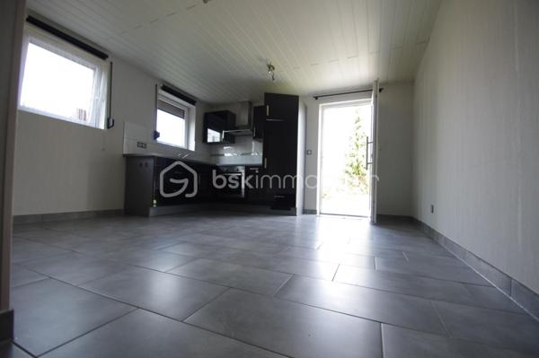 À Keskastel, seulement 15 km de Sarreguemines, découvrez cette grande maison mitoyenne d’un côté d’environ 273 m², offrant une configuration rare et polyvalente.

Idéale pour un projet familial, intergénérationnel ou un investissement locatif, elle se compose de 3 logements indépendants avec compteurs individualisés.

STUDIO INDÉPENDANT EN REZ-DE-CHAUSSÉE– 22 m²
Studio avec terrasse et plancher chauffant électrique.
Déjà loué 300 €/mois, soit 3 600 €/an de revenus locatifs dès l’acquisition.

F4 INDÉPENDANT EN REZ-DE-CHAUSSÉE – 86 m²
Salon/séjour, cuisine équipée avec accès terrasse et jardin, 2 chambres, salle d’eau et WC indépendant.
Chauffage gaz.
Potentiel locatif : 600 €/mois environ.

DUPLEX F7 À L’ÉTAGE – 165 m²
Vaste salon/séjour d’environ 45 m² donnant sur une véranda et une terrasse, cuisine équipée, 2 chambres et salle d’eau moderne.
Les combles aménagés offrent 5 pièces supplémentaires pouvant être utilisées comme chambres, bureaux ou salle de jeux.
Chauffage gaz + cheminée avec insert

LES PLUS
• Grand garage avec porte motorisée
• Sous-sol
• 3 compteurs individualisés
• Toiture, charpente et façade en excellent état
• Maison très bien entretenue et isolée
• Fenêtres double et triple vitrage
• Aucun gros travaux à prévoir

UN VÉRITABLE POTENTIEL
Le studio génère déjà 3 600 €/an et le F4 peut représenter environ 7 200 €/an supplémentaires, soit 10 800 €/an de revenus potentiels sur 2 logements, avec encore le duplex à valoriser selon votre projet.

Un bien rare par ses volumes, son état et sa polyvalence.
Keskastel – à 15 km de Sarreguemines

À découvrir rapidement !