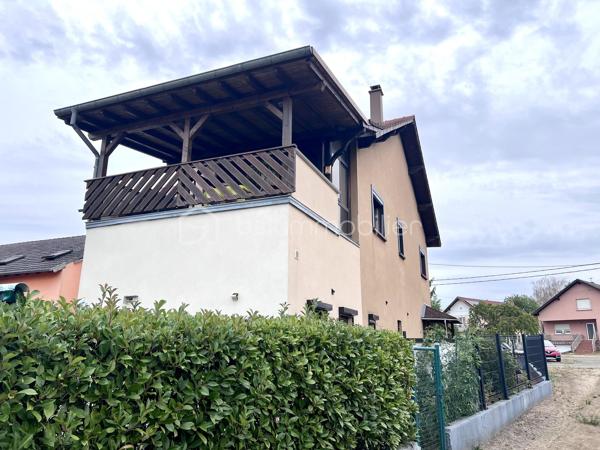 À Keskastel, seulement 15 km de Sarreguemines, découvrez cette grande maison mitoyenne d’un côté d’environ 273 m², offrant une configuration rare et polyvalente.

Idéale pour un projet familial, intergénérationnel ou un investissement locatif, elle se compose de 3 logements indépendants avec compteurs individualisés.

STUDIO INDÉPENDANT EN REZ-DE-CHAUSSÉE– 22 m²
Studio avec terrasse et plancher chauffant électrique.
Déjà loué 300 €/mois, soit 3 600 €/an de revenus locatifs dès l’acquisition.

F4 INDÉPENDANT EN REZ-DE-CHAUSSÉE – 86 m²
Salon/séjour, cuisine équipée avec accès terrasse et jardin, 2 chambres, salle d’eau et WC indépendant.
Chauffage gaz.
Potentiel locatif : 600 €/mois environ.

DUPLEX F7 À L’ÉTAGE – 165 m²
Vaste salon/séjour d’environ 45 m² donnant sur une véranda et une terrasse, cuisine équipée, 2 chambres et salle d’eau moderne.
Les combles aménagés offrent 5 pièces supplémentaires pouvant être utilisées comme chambres, bureaux ou salle de jeux.
Chauffage gaz + cheminée avec insert

LES PLUS
• Grand garage avec porte motorisée
• Sous-sol
• 3 compteurs individualisés
• Toiture, charpente et façade en excellent état
• Maison très bien entretenue et isolée
• Fenêtres double et triple vitrage
• Aucun gros travaux à prévoir

UN VÉRITABLE POTENTIEL
Le studio génère déjà 3 600 €/an et le F4 peut représenter environ 7 200 €/an supplémentaires, soit 10 800 €/an de revenus potentiels sur 2 logements, avec encore le duplex à valoriser selon votre projet.

Un bien rare par ses volumes, son état et sa polyvalence.
Keskastel – à 15 km de Sarreguemines

À découvrir rapidement !