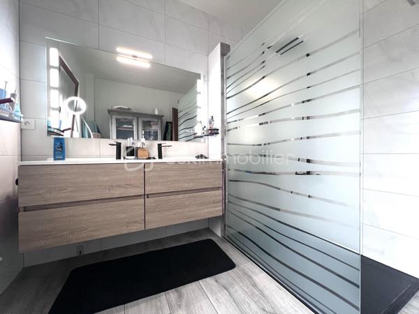 À Keskastel, seulement 15 km de Sarreguemines, découvrez cette grande maison mitoyenne d’un côté d’environ 273 m², offrant une configuration rare et polyvalente.

Idéale pour un projet familial, intergénérationnel ou un investissement locatif, elle se compose de 3 logements indépendants avec compteurs individualisés.

STUDIO INDÉPENDANT EN REZ-DE-CHAUSSÉE– 22 m²
Studio avec terrasse et plancher chauffant électrique.
Déjà loué 300 €/mois, soit 3 600 €/an de revenus locatifs dès l’acquisition.

F4 INDÉPENDANT EN REZ-DE-CHAUSSÉE – 86 m²
Salon/séjour, cuisine équipée avec accès terrasse et jardin, 2 chambres, salle d’eau et WC indépendant.
Chauffage gaz.
Potentiel locatif : 600 €/mois environ.

DUPLEX F7 À L’ÉTAGE – 165 m²
Vaste salon/séjour d’environ 45 m² donnant sur une véranda et une terrasse, cuisine équipée, 2 chambres et salle d’eau moderne.
Les combles aménagés offrent 5 pièces supplémentaires pouvant être utilisées comme chambres, bureaux ou salle de jeux.
Chauffage gaz + cheminée avec insert

LES PLUS
• Grand garage avec porte motorisée
• Sous-sol
• 3 compteurs individualisés
• Toiture, charpente et façade en excellent état
• Maison très bien entretenue et isolée
• Fenêtres double et triple vitrage
• Aucun gros travaux à prévoir

UN VÉRITABLE POTENTIEL
Le studio génère déjà 3 600 €/an et le F4 peut représenter environ 7 200 €/an supplémentaires, soit 10 800 €/an de revenus potentiels sur 2 logements, avec encore le duplex à valoriser selon votre projet.

Un bien rare par ses volumes, son état et sa polyvalence.
Keskastel – à 15 km de Sarreguemines

À découvrir rapidement !