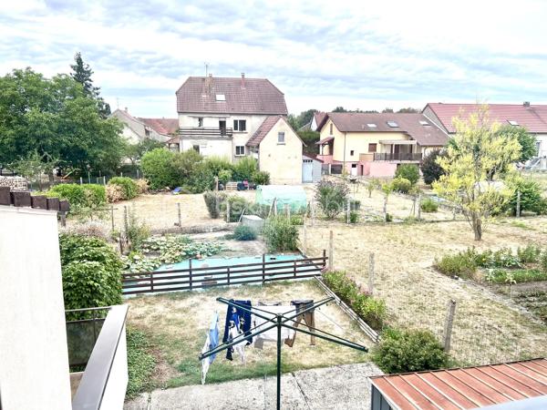 À Keskastel, seulement 15 km de Sarreguemines, découvrez cette grande maison mitoyenne d’un côté d’environ 273 m², offrant une configuration rare et polyvalente.

Idéale pour un projet familial, intergénérationnel ou un investissement locatif, elle se compose de 3 logements indépendants avec compteurs individualisés.

STUDIO INDÉPENDANT EN REZ-DE-CHAUSSÉE– 22 m²
Studio avec terrasse et plancher chauffant électrique.
Déjà loué 300 €/mois, soit 3 600 €/an de revenus locatifs dès l’acquisition.

F4 INDÉPENDANT EN REZ-DE-CHAUSSÉE – 86 m²
Salon/séjour, cuisine équipée avec accès terrasse et jardin, 2 chambres, salle d’eau et WC indépendant.
Chauffage gaz.
Potentiel locatif : 600 €/mois environ.

DUPLEX F7 À L’ÉTAGE – 165 m²
Vaste salon/séjour d’environ 45 m² donnant sur une véranda et une terrasse, cuisine équipée, 2 chambres et salle d’eau moderne.
Les combles aménagés offrent 5 pièces supplémentaires pouvant être utilisées comme chambres, bureaux ou salle de jeux.
Chauffage gaz + cheminée avec insert

LES PLUS
• Grand garage avec porte motorisée
• Sous-sol
• 3 compteurs individualisés
• Toiture, charpente et façade en excellent état
• Maison très bien entretenue et isolée
• Fenêtres double et triple vitrage
• Aucun gros travaux à prévoir

UN VÉRITABLE POTENTIEL
Le studio génère déjà 3 600 €/an et le F4 peut représenter environ 7 200 €/an supplémentaires, soit 10 800 €/an de revenus potentiels sur 2 logements, avec encore le duplex à valoriser selon votre projet.

Un bien rare par ses volumes, son état et sa polyvalence.
Keskastel – à 15 km de Sarreguemines

À découvrir rapidement !