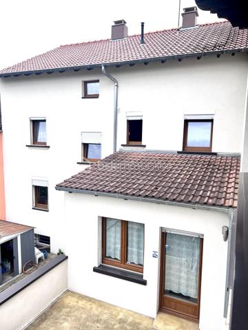À Keskastel, seulement 15 km de Sarreguemines, découvrez cette grande maison mitoyenne d’un côté d’environ 273 m², offrant une configuration rare et polyvalente.

Idéale pour un projet familial, intergénérationnel ou un investissement locatif, elle se compose de 3 logements indépendants avec compteurs individualisés.

STUDIO INDÉPENDANT EN REZ-DE-CHAUSSÉE– 22 m²
Studio avec terrasse et plancher chauffant électrique.
Déjà loué 300 €/mois, soit 3 600 €/an de revenus locatifs dès l’acquisition.

F4 INDÉPENDANT EN REZ-DE-CHAUSSÉE – 86 m²
Salon/séjour, cuisine équipée avec accès terrasse et jardin, 2 chambres, salle d’eau et WC indépendant.
Chauffage gaz.
Potentiel locatif : 600 €/mois environ.

DUPLEX F7 À L’ÉTAGE – 165 m²
Vaste salon/séjour d’environ 45 m² donnant sur une véranda et une terrasse, cuisine équipée, 2 chambres et salle d’eau moderne.
Les combles aménagés offrent 5 pièces supplémentaires pouvant être utilisées comme chambres, bureaux ou salle de jeux.
Chauffage gaz + cheminée avec insert

LES PLUS
• Grand garage avec porte motorisée
• Sous-sol
• 3 compteurs individualisés
• Toiture, charpente et façade en excellent état
• Maison très bien entretenue et isolée
• Fenêtres double et triple vitrage
• Aucun gros travaux à prévoir

UN VÉRITABLE POTENTIEL
Le studio génère déjà 3 600 €/an et le F4 peut représenter environ 7 200 €/an supplémentaires, soit 10 800 €/an de revenus potentiels sur 2 logements, avec encore le duplex à valoriser selon votre projet.

Un bien rare par ses volumes, son état et sa polyvalence.
Keskastel – à 15 km de Sarreguemines

À découvrir rapidement !