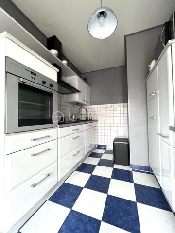 À Keskastel, seulement 15 km de Sarreguemines, découvrez cette grande maison mitoyenne d’un côté d’environ 273 m², offrant une configuration rare et polyvalente.

Idéale pour un projet familial, intergénérationnel ou un investissement locatif, elle se compose de 3 logements indépendants avec compteurs individualisés.

STUDIO INDÉPENDANT EN REZ-DE-CHAUSSÉE– 22 m²
Studio avec terrasse et plancher chauffant électrique.
Déjà loué 300 €/mois, soit 3 600 €/an de revenus locatifs dès l’acquisition.

F4 INDÉPENDANT EN REZ-DE-CHAUSSÉE – 86 m²
Salon/séjour, cuisine équipée avec accès terrasse et jardin, 2 chambres, salle d’eau et WC indépendant.
Chauffage gaz.
Potentiel locatif : 600 €/mois environ.

DUPLEX F7 À L’ÉTAGE – 165 m²
Vaste salon/séjour d’environ 45 m² donnant sur une véranda et une terrasse, cuisine équipée, 2 chambres et salle d’eau moderne.
Les combles aménagés offrent 5 pièces supplémentaires pouvant être utilisées comme chambres, bureaux ou salle de jeux.
Chauffage gaz + cheminée avec insert

LES PLUS
• Grand garage avec porte motorisée
• Sous-sol
• 3 compteurs individualisés
• Toiture, charpente et façade en excellent état
• Maison très bien entretenue et isolée
• Fenêtres double et triple vitrage
• Aucun gros travaux à prévoir

UN VÉRITABLE POTENTIEL
Le studio génère déjà 3 600 €/an et le F4 peut représenter environ 7 200 €/an supplémentaires, soit 10 800 €/an de revenus potentiels sur 2 logements, avec encore le duplex à valoriser selon votre projet.

Un bien rare par ses volumes, son état et sa polyvalence.
Keskastel – à 15 km de Sarreguemines

À découvrir rapidement !