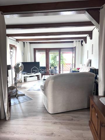 À Keskastel, seulement 15 km de Sarreguemines, découvrez cette grande maison mitoyenne d’un côté d’environ 273 m², offrant une configuration rare et polyvalente.

Idéale pour un projet familial, intergénérationnel ou un investissement locatif, elle se compose de 3 logements indépendants avec compteurs individualisés.

STUDIO INDÉPENDANT EN REZ-DE-CHAUSSÉE– 22 m²
Studio avec terrasse et plancher chauffant électrique.
Déjà loué 300 €/mois, soit 3 600 €/an de revenus locatifs dès l’acquisition.

F4 INDÉPENDANT EN REZ-DE-CHAUSSÉE – 86 m²
Salon/séjour, cuisine équipée avec accès terrasse et jardin, 2 chambres, salle d’eau et WC indépendant.
Chauffage gaz.
Potentiel locatif : 600 €/mois environ.

DUPLEX F7 À L’ÉTAGE – 165 m²
Vaste salon/séjour d’environ 45 m² donnant sur une véranda et une terrasse, cuisine équipée, 2 chambres et salle d’eau moderne.
Les combles aménagés offrent 5 pièces supplémentaires pouvant être utilisées comme chambres, bureaux ou salle de jeux.
Chauffage gaz + cheminée avec insert

LES PLUS
• Grand garage avec porte motorisée
• Sous-sol
• 3 compteurs individualisés
• Toiture, charpente et façade en excellent état
• Maison très bien entretenue et isolée
• Fenêtres double et triple vitrage
• Aucun gros travaux à prévoir

UN VÉRITABLE POTENTIEL
Le studio génère déjà 3 600 €/an et le F4 peut représenter environ 7 200 €/an supplémentaires, soit 10 800 €/an de revenus potentiels sur 2 logements, avec encore le duplex à valoriser selon votre projet.

Un bien rare par ses volumes, son état et sa polyvalence.
Keskastel – à 15 km de Sarreguemines

À découvrir rapidement !