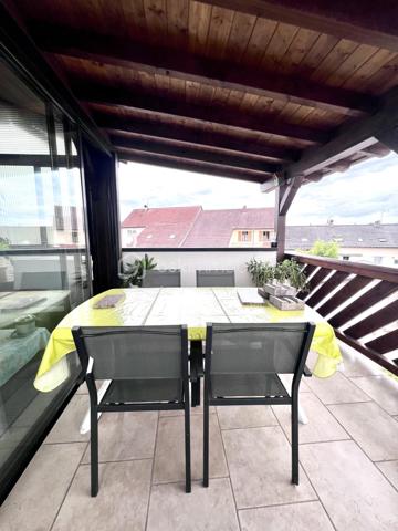À Keskastel, seulement 15 km de Sarreguemines, découvrez cette grande maison mitoyenne d’un côté d’environ 273 m², offrant une configuration rare et polyvalente.

Idéale pour un projet familial, intergénérationnel ou un investissement locatif, elle se compose de 3 logements indépendants avec compteurs individualisés.

STUDIO INDÉPENDANT EN REZ-DE-CHAUSSÉE– 22 m²
Studio avec terrasse et plancher chauffant électrique.
Déjà loué 300 €/mois, soit 3 600 €/an de revenus locatifs dès l’acquisition.

F4 INDÉPENDANT EN REZ-DE-CHAUSSÉE – 86 m²
Salon/séjour, cuisine équipée avec accès terrasse et jardin, 2 chambres, salle d’eau et WC indépendant.
Chauffage gaz.
Potentiel locatif : 600 €/mois environ.

DUPLEX F7 À L’ÉTAGE – 165 m²
Vaste salon/séjour d’environ 45 m² donnant sur une véranda et une terrasse, cuisine équipée, 2 chambres et salle d’eau moderne.
Les combles aménagés offrent 5 pièces supplémentaires pouvant être utilisées comme chambres, bureaux ou salle de jeux.
Chauffage gaz + cheminée avec insert

LES PLUS
• Grand garage avec porte motorisée
• Sous-sol
• 3 compteurs individualisés
• Toiture, charpente et façade en excellent état
• Maison très bien entretenue et isolée
• Fenêtres double et triple vitrage
• Aucun gros travaux à prévoir

UN VÉRITABLE POTENTIEL
Le studio génère déjà 3 600 €/an et le F4 peut représenter environ 7 200 €/an supplémentaires, soit 10 800 €/an de revenus potentiels sur 2 logements, avec encore le duplex à valoriser selon votre projet.

Un bien rare par ses volumes, son état et sa polyvalence.
Keskastel – à 15 km de Sarreguemines

À découvrir rapidement !