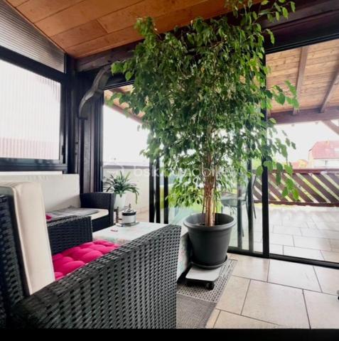 À Keskastel, seulement 15 km de Sarreguemines, découvrez cette grande maison mitoyenne d’un côté d’environ 273 m², offrant une configuration rare et polyvalente.

Idéale pour un projet familial, intergénérationnel ou un investissement locatif, elle se compose de 3 logements indépendants avec compteurs individualisés.

STUDIO INDÉPENDANT EN REZ-DE-CHAUSSÉE– 22 m²
Studio avec terrasse et plancher chauffant électrique.
Déjà loué 300 €/mois, soit 3 600 €/an de revenus locatifs dès l’acquisition.

F4 INDÉPENDANT EN REZ-DE-CHAUSSÉE – 86 m²
Salon/séjour, cuisine équipée avec accès terrasse et jardin, 2 chambres, salle d’eau et WC indépendant.
Chauffage gaz.
Potentiel locatif : 600 €/mois environ.

DUPLEX F7 À L’ÉTAGE – 165 m²
Vaste salon/séjour d’environ 45 m² donnant sur une véranda et une terrasse, cuisine équipée, 2 chambres et salle d’eau moderne.
Les combles aménagés offrent 5 pièces supplémentaires pouvant être utilisées comme chambres, bureaux ou salle de jeux.
Chauffage gaz + cheminée avec insert

LES PLUS
• Grand garage avec porte motorisée
• Sous-sol
• 3 compteurs individualisés
• Toiture, charpente et façade en excellent état
• Maison très bien entretenue et isolée
• Fenêtres double et triple vitrage
• Aucun gros travaux à prévoir

UN VÉRITABLE POTENTIEL
Le studio génère déjà 3 600 €/an et le F4 peut représenter environ 7 200 €/an supplémentaires, soit 10 800 €/an de revenus potentiels sur 2 logements, avec encore le duplex à valoriser selon votre projet.

Un bien rare par ses volumes, son état et sa polyvalence.
Keskastel – à 15 km de Sarreguemines

À découvrir rapidement !