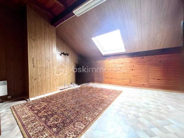 À Keskastel, seulement 15 km de Sarreguemines, découvrez cette grande maison mitoyenne d’un côté d’environ 273 m², offrant une configuration rare et polyvalente.

Idéale pour un projet familial, intergénérationnel ou un investissement locatif, elle se compose de 3 logements indépendants avec compteurs individualisés.

STUDIO INDÉPENDANT EN REZ-DE-CHAUSSÉE– 22 m²
Studio avec terrasse et plancher chauffant électrique.
Déjà loué 300 €/mois, soit 3 600 €/an de revenus locatifs dès l’acquisition.

F4 INDÉPENDANT EN REZ-DE-CHAUSSÉE – 86 m²
Salon/séjour, cuisine équipée avec accès terrasse et jardin, 2 chambres, salle d’eau et WC indépendant.
Chauffage gaz.
Potentiel locatif : 600 €/mois environ.

DUPLEX F7 À L’ÉTAGE – 165 m²
Vaste salon/séjour d’environ 45 m² donnant sur une véranda et une terrasse, cuisine équipée, 2 chambres et salle d’eau moderne.
Les combles aménagés offrent 5 pièces supplémentaires pouvant être utilisées comme chambres, bureaux ou salle de jeux.
Chauffage gaz + cheminée avec insert

LES PLUS
• Grand garage avec porte motorisée
• Sous-sol
• 3 compteurs individualisés
• Toiture, charpente et façade en excellent état
• Maison très bien entretenue et isolée
• Fenêtres double et triple vitrage
• Aucun gros travaux à prévoir

UN VÉRITABLE POTENTIEL
Le studio génère déjà 3 600 €/an et le F4 peut représenter environ 7 200 €/an supplémentaires, soit 10 800 €/an de revenus potentiels sur 2 logements, avec encore le duplex à valoriser selon votre projet.

Un bien rare par ses volumes, son état et sa polyvalence.
Keskastel – à 15 km de Sarreguemines

À découvrir rapidement !