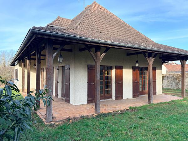 Maison d'architecte des années 80 au sud de louhans et ses 157 arcades proche de L'autoroute A6 et A39