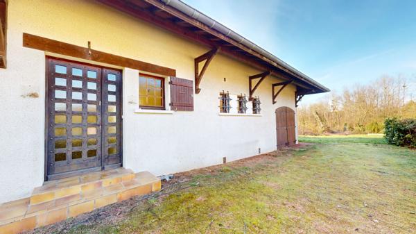 Maison d'architecte des années 80 au sud de louhans et ses 157 arcades proche de L'autoroute A6 et A39