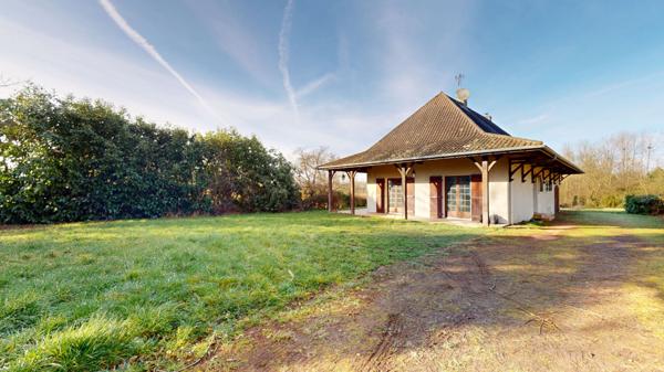 Maison d'architecte des années 80 au sud de louhans et ses 157 arcades proche de L'autoroute A6 et A39