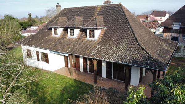 Maison d'architecte des années 80 au sud de louhans et ses 157 arcades proche de L'autoroute A6 et A39