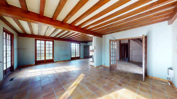 Maison d'architecte des années 80 au sud de louhans et ses 157 arcades proche de L'autoroute A6 et A39