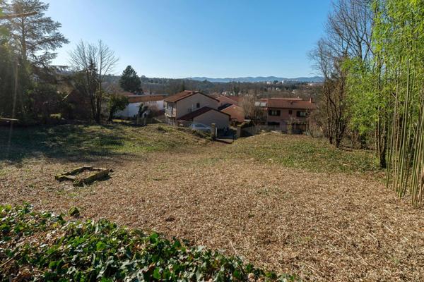 Francheville - Terrain Constructible et Viabilisé de 1258 m²