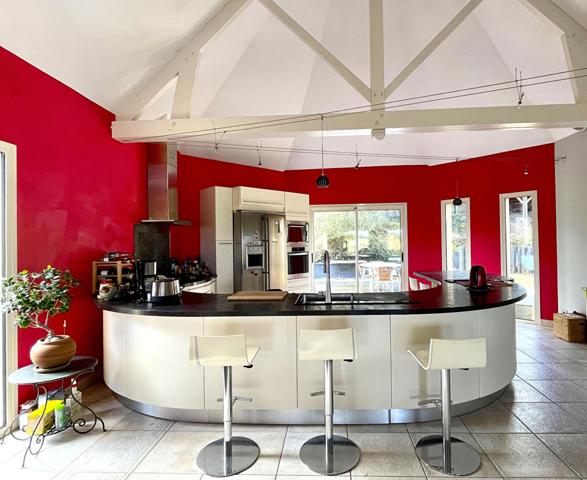 Très belle Maison d'Architecte de 220m2 habitables au coeur de Brissac-Quincé - emplacement privilégié avec vue dégagée sur la campagne - jardin paysagé et piscine - 20 minutes de l'hyper centre d'Angers