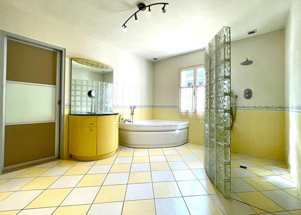 Très belle Maison d'Architecte de 220m2 habitables au coeur de Brissac-Quincé - emplacement privilégié avec vue dégagée sur la campagne - jardin paysagé et piscine - 20 minutes de l'hyper centre d'Angers