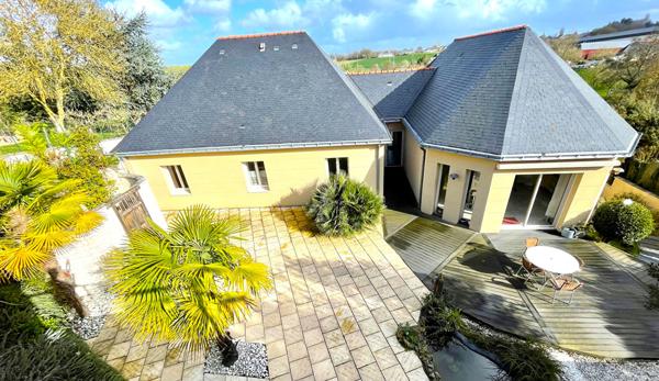 Très belle Maison d'Architecte de 220m2 habitables au coeur de Brissac-Quincé - emplacement privilégié avec vue dégagée sur la campagne - jardin paysagé et piscine - 20 minutes de l'hyper centre d'Angers
