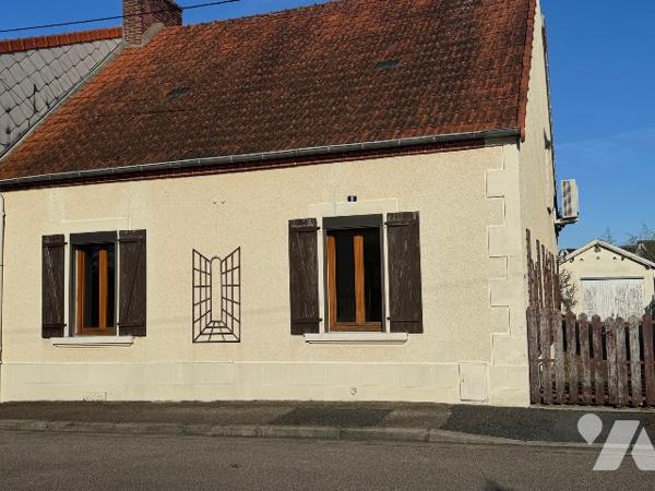 Maison de plain-pied avec 2 chambres.