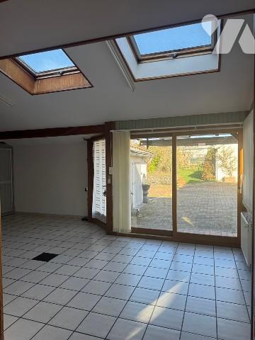 Maison de plain-pied avec 2 chambres.