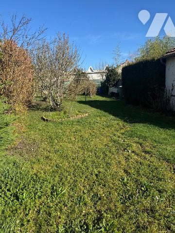 Maison de plain-pied avec 2 chambres.