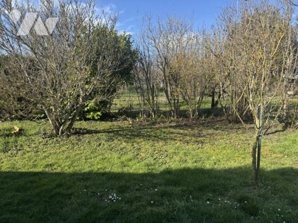 Maison de plain-pied avec 2 chambres.