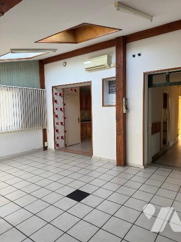 Maison de plain-pied avec 2 chambres.