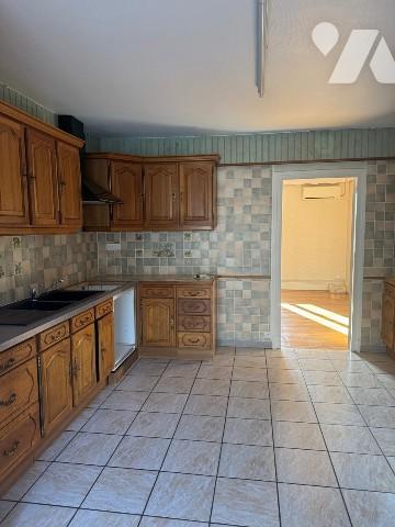 Maison de plain-pied avec 2 chambres.