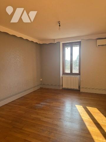 Maison de plain-pied avec 2 chambres.