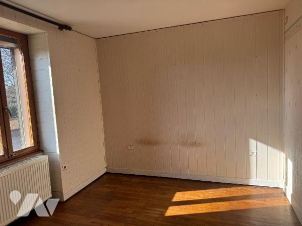 Maison de plain-pied avec 2 chambres.