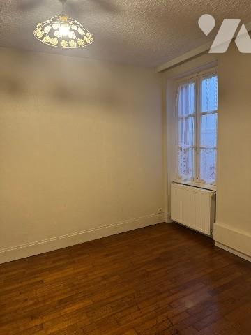 Maison de plain-pied avec 2 chambres.