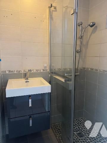 Maison de plain-pied avec 2 chambres.