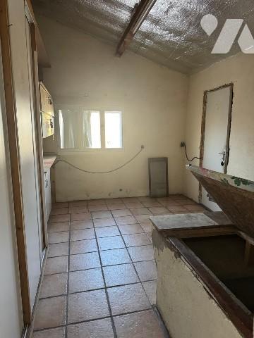 Maison de plain-pied avec 2 chambres.