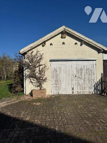 Maison de plain-pied avec 2 chambres.