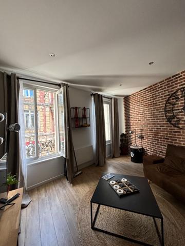 L'Adresse vous présente ce F2 meublé en plein centre-ville Havrais entièrement rénové !