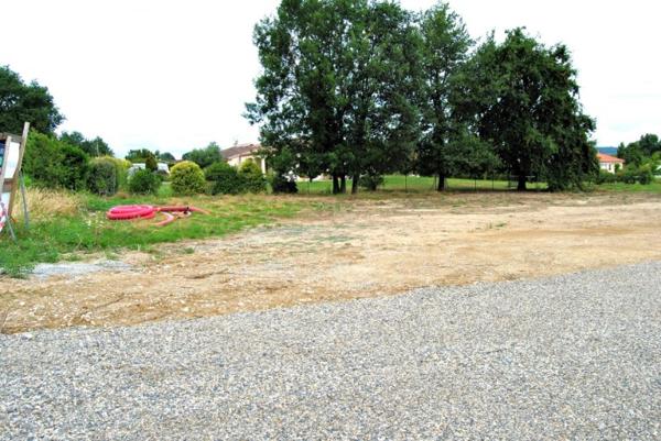 Terrain à bâtir de 824 m²