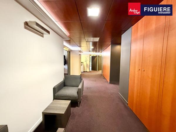 BUREAUX DE TRÈS BON STANDING EN CV D'AIX AVEC PARKING