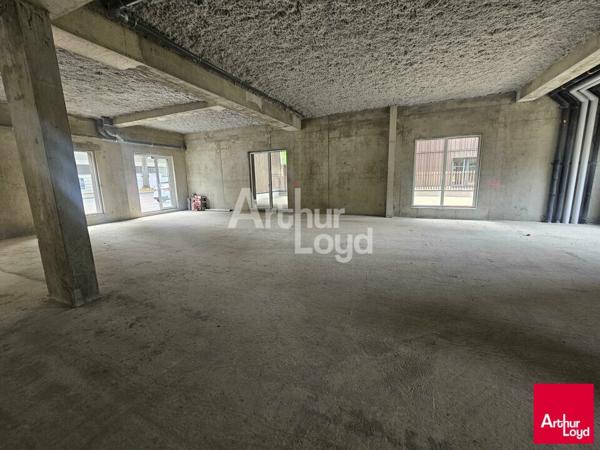 ANGERS quartier Belle-Beille, cellule commerciale de 174 m² avec terrasse privative