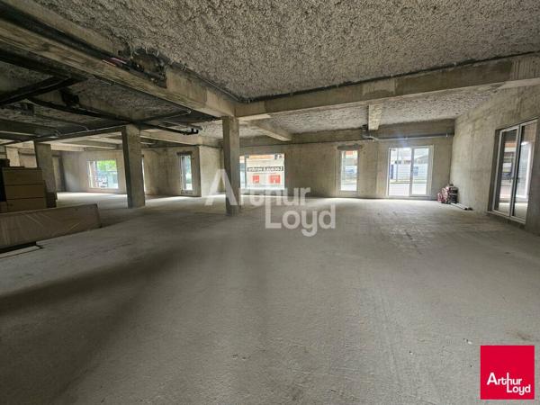 ANGERS quartier Belle-Beille, cellule commerciale de 174 m² avec terrasse privative