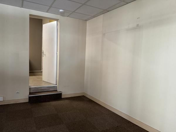 TOURS MIRABEAU BUREAU COMMERCIAL A LOUER 90 m² - BELLE VISIBILITE
