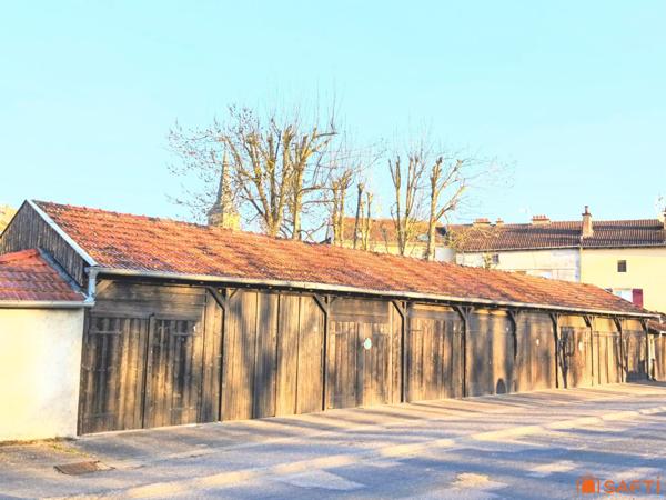 Idéal investisseurs : murs et fonds d'un restaurant reconnu avec en plus 11 garages privés loués et attenants