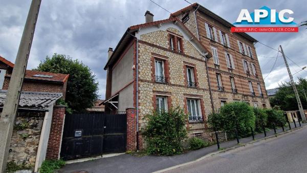 GROSLAY,

Proche gare et commerces, meulière en bon ...