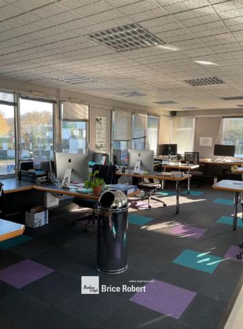 Bureaux à vendre avec espaces lumineux à Lissieu dans le parc du Bois de Dieu
