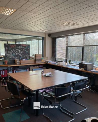 Bureaux à vendre avec espaces lumineux à Lissieu dans le parc du Bois de Dieu