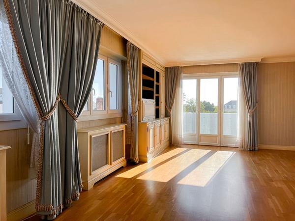 A vendre - Appartement Type 4 de 77 m² avec 2 chambres, place de parking et cave, dans résidence avec ascenseur "Angers Gare / Eblé