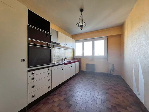 A vendre - Appartement Type 4 de 77 m² avec 2 chambres, place de parking et cave, dans résidence avec ascenseur "Angers Gare / Eblé