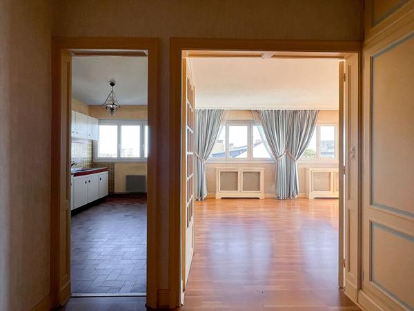 A vendre - Appartement Type 4 de 77 m² avec 2 chambres, place de parking et cave, dans résidence avec ascenseur "Angers Gare / Eblé