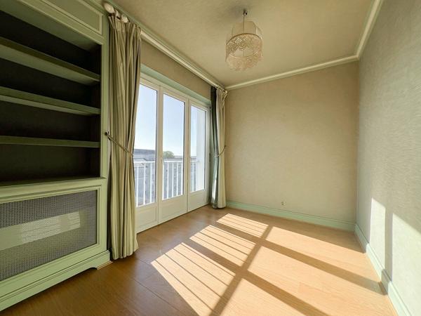 A vendre - Appartement Type 4 de 77 m² avec 2 chambres, place de parking et cave, dans résidence avec ascenseur "Angers Gare / Eblé