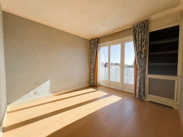 A vendre - Appartement Type 4 de 77 m² avec 2 chambres, place de parking et cave, dans résidence avec ascenseur "Angers Gare / Eblé