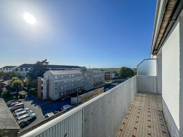 A vendre - Appartement Type 4 de 77 m² avec 2 chambres, place de parking et cave, dans résidence avec ascenseur "Angers Gare / Eblé
