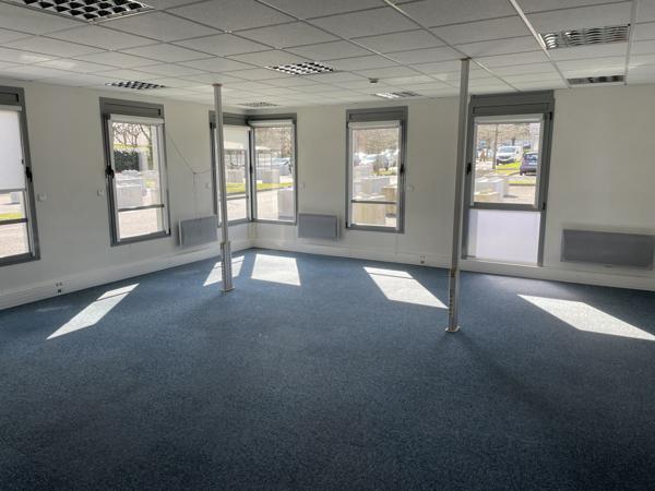 Immeuble de bureaux à louer à Saint-Herblain avec 48 parkings extérieurs